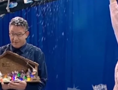 Το «τερμάτισαν» στην ΕΡΤ: Ο Κ.Αρβανίτης βγήκε στον «αέρα» αγκαλιά με μία φάτνη - Τον έραναν με ψεύτικο χιόνι (βίντεο)